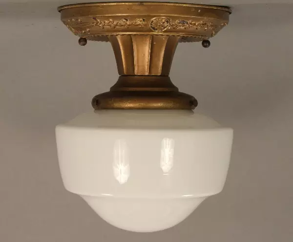A close up of the bottom part of an old fashioned light fixture.