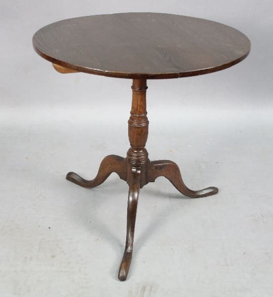 13283. Side table With Tripod Base with a tripod base and three curved legs on a plain background.
