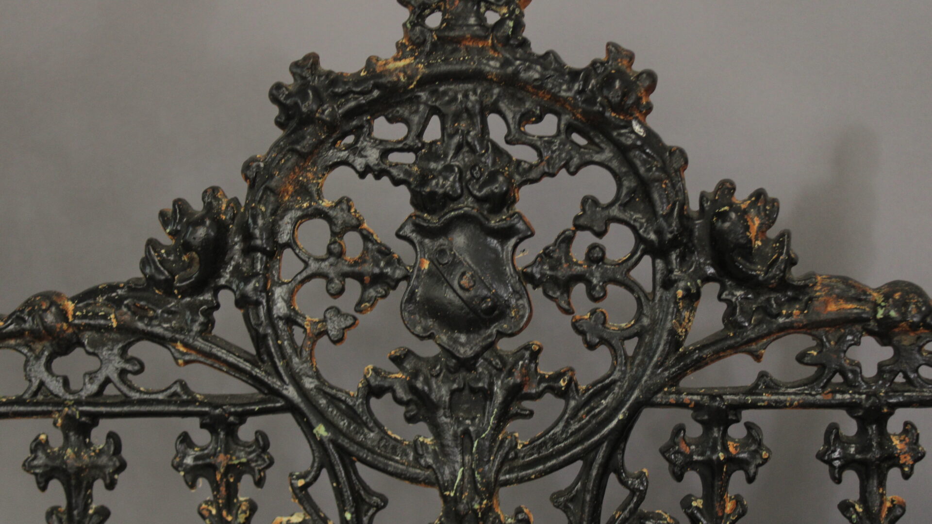 46215. Antique 19th Century Bench With Crest Motif - Image 4