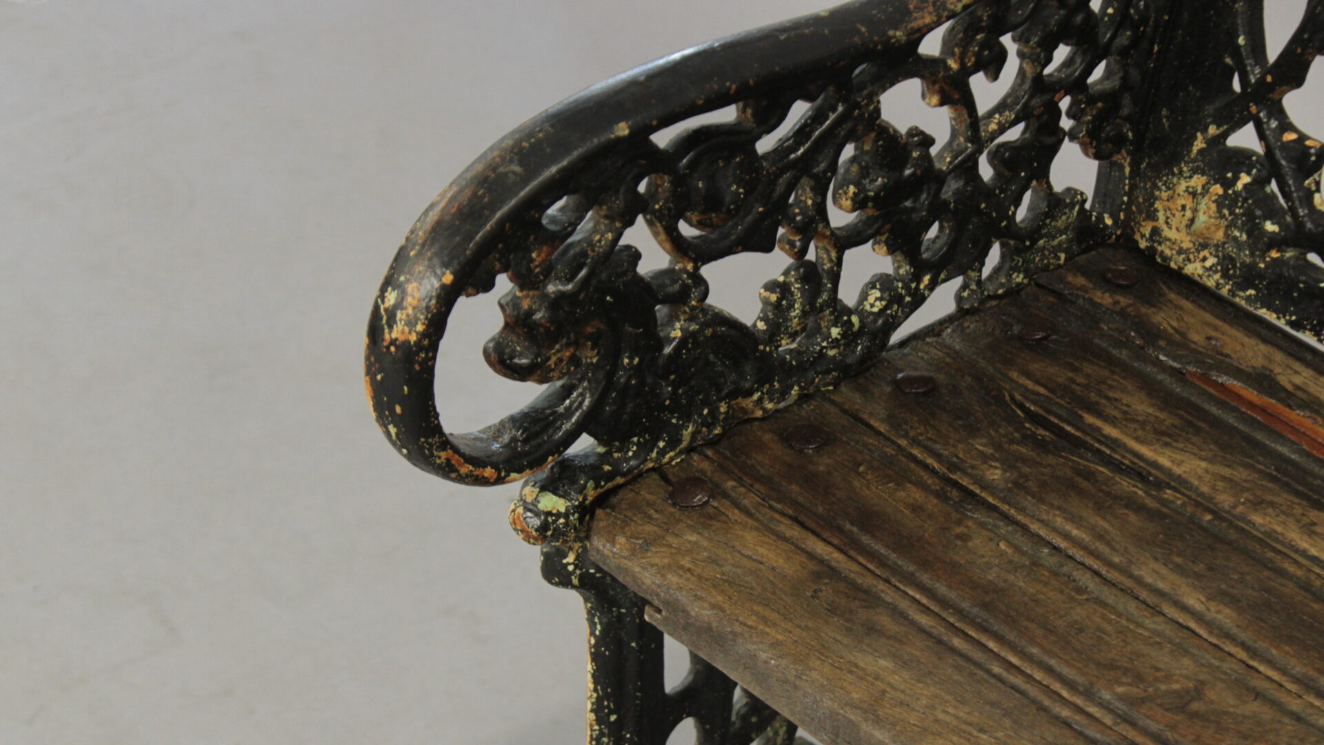 46215. Antique 19th Century Bench With Crest Motif - Image 5