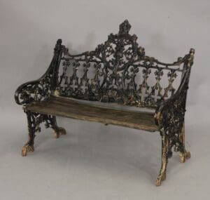 46215. Antique 19th Century Bench With Crest Motif