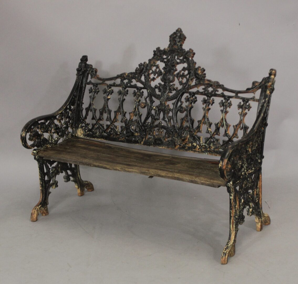 46215. Antique 19th Century Bench With Crest Motif